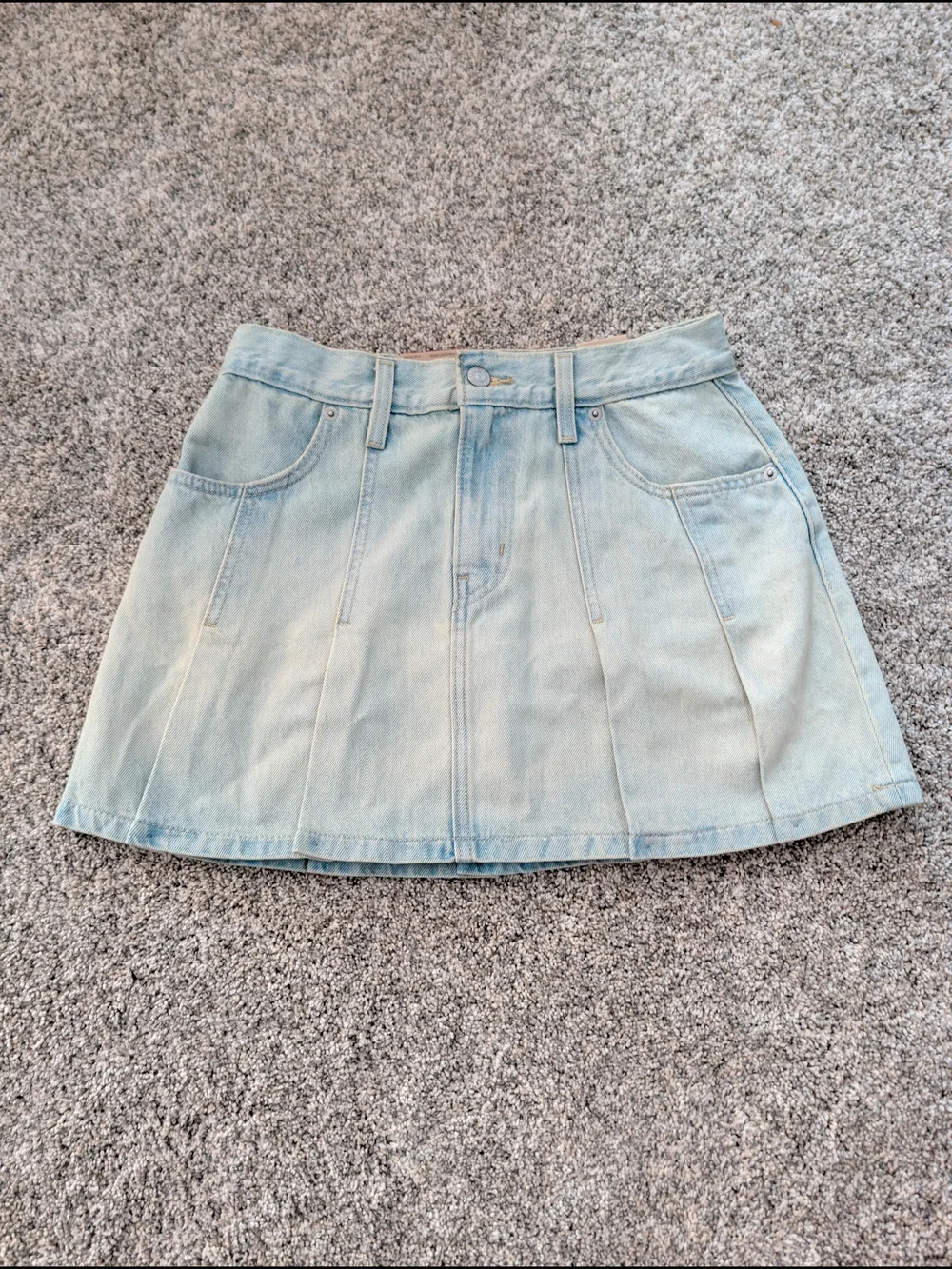 NWT Levi’s Light Wash Pleated Denim Mini Skirt Size 27 Y2K Utility